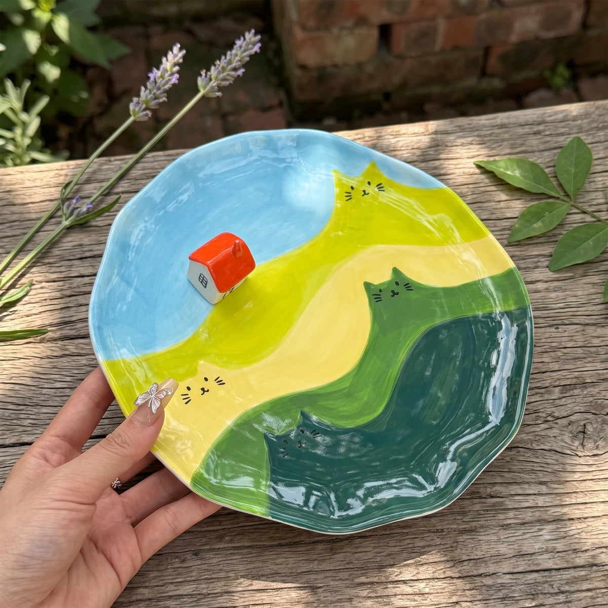 Cottagecore Ceramic House Dessert Plate with 3D Red Roof | 8.7" Immagine principale del prodotto