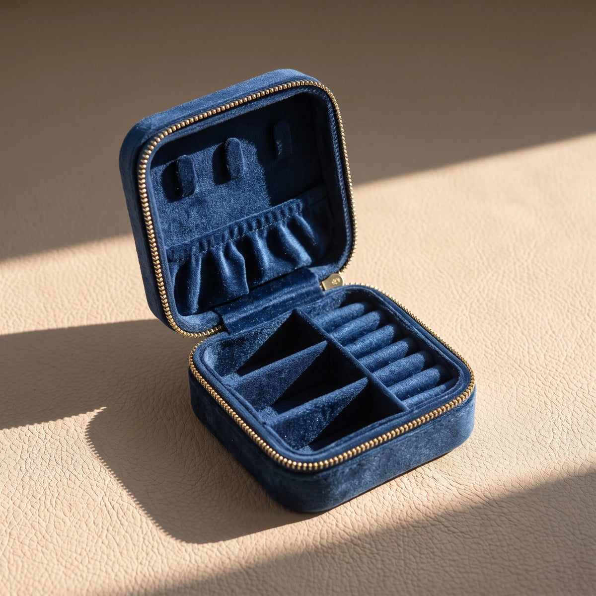 Personalized Velvet Travel Jewelry Box with Zodiac Constellation | Custom Name Case Immagine principale del prodotto