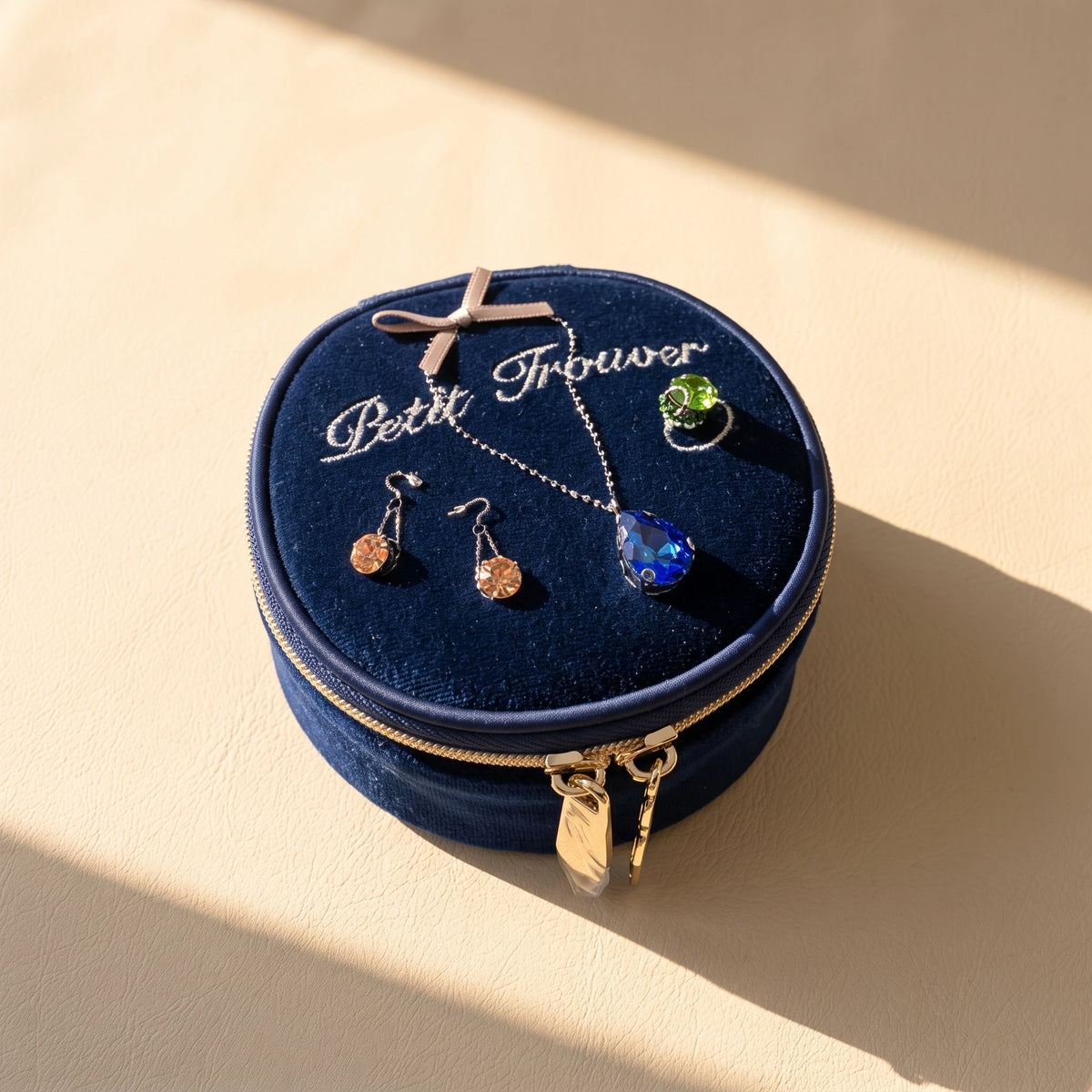 French Vintage Round Velvet Jewelry Box & Makeup Case | 2-in-1 Travel Pouch (3.5") Immagine principale del prodotto